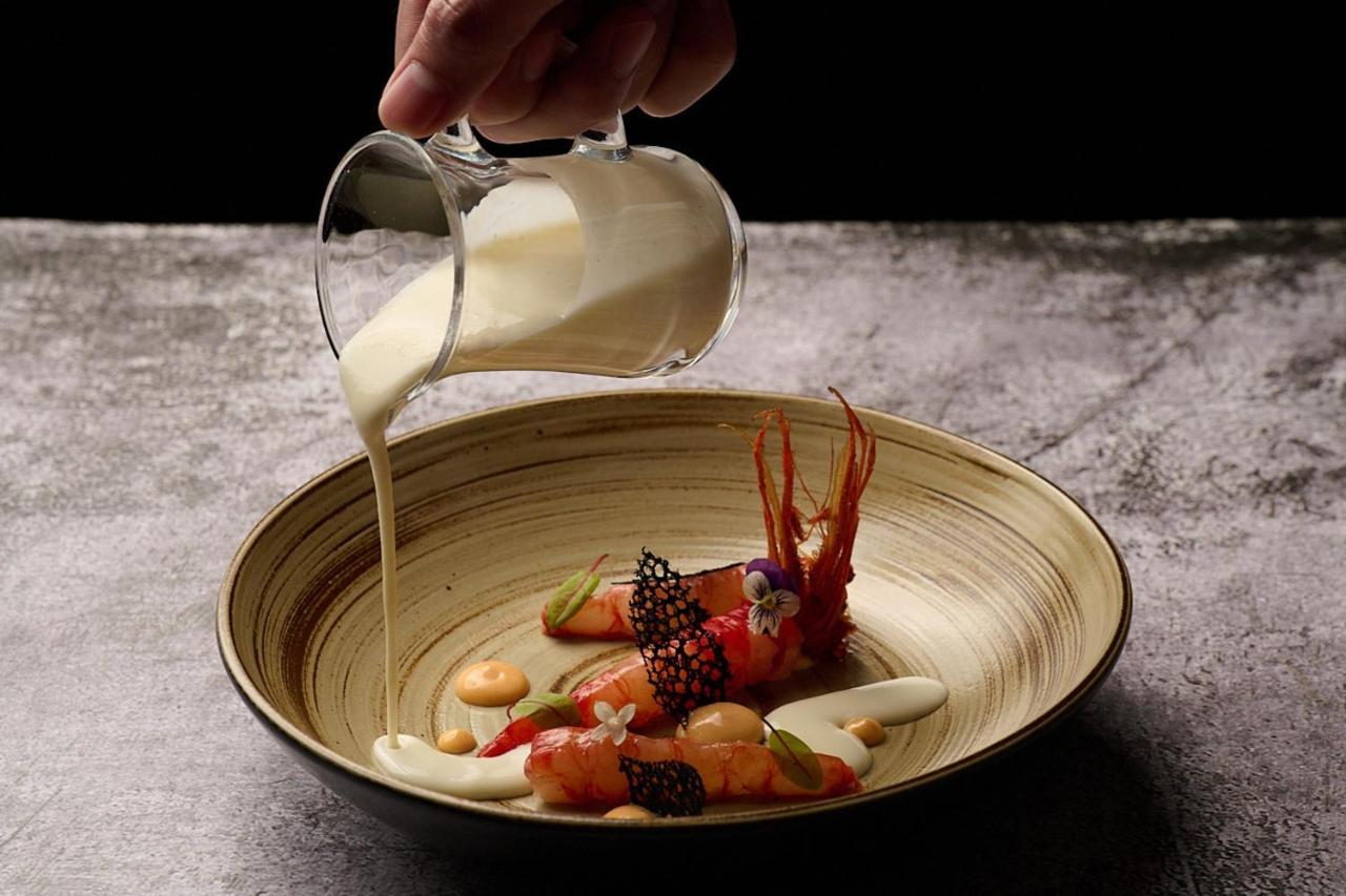 Sheraton Grande Sukhumvit, A Luxury Collection Hotel, Bangkok Zewnętrze zdjęcie A lobster dish prepared by the restaurant