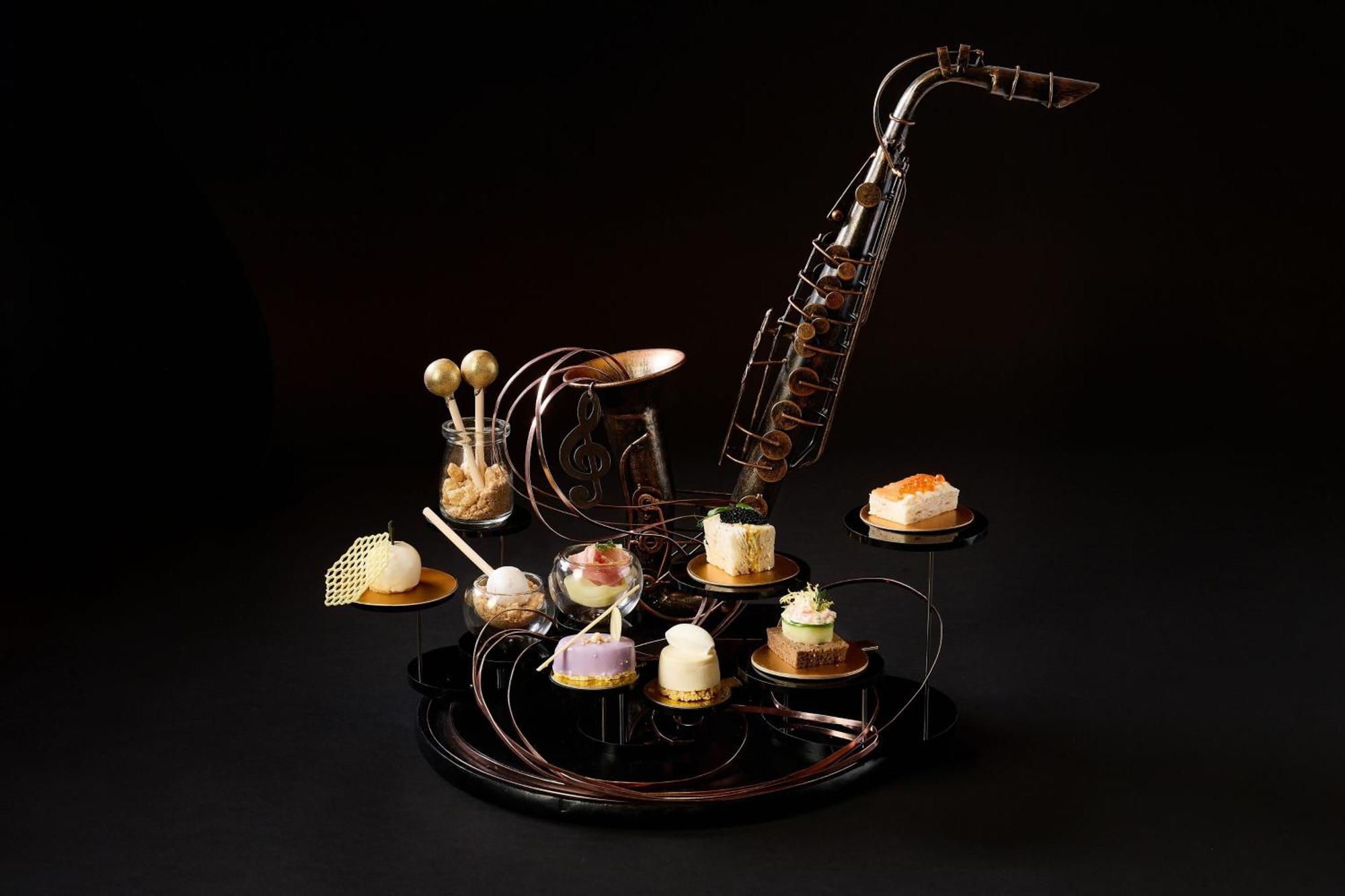 Sheraton Grande Sukhumvit, A Luxury Collection Hotel, Bangkok Zewnętrze zdjęcie A saxophone-shaped dessert stand