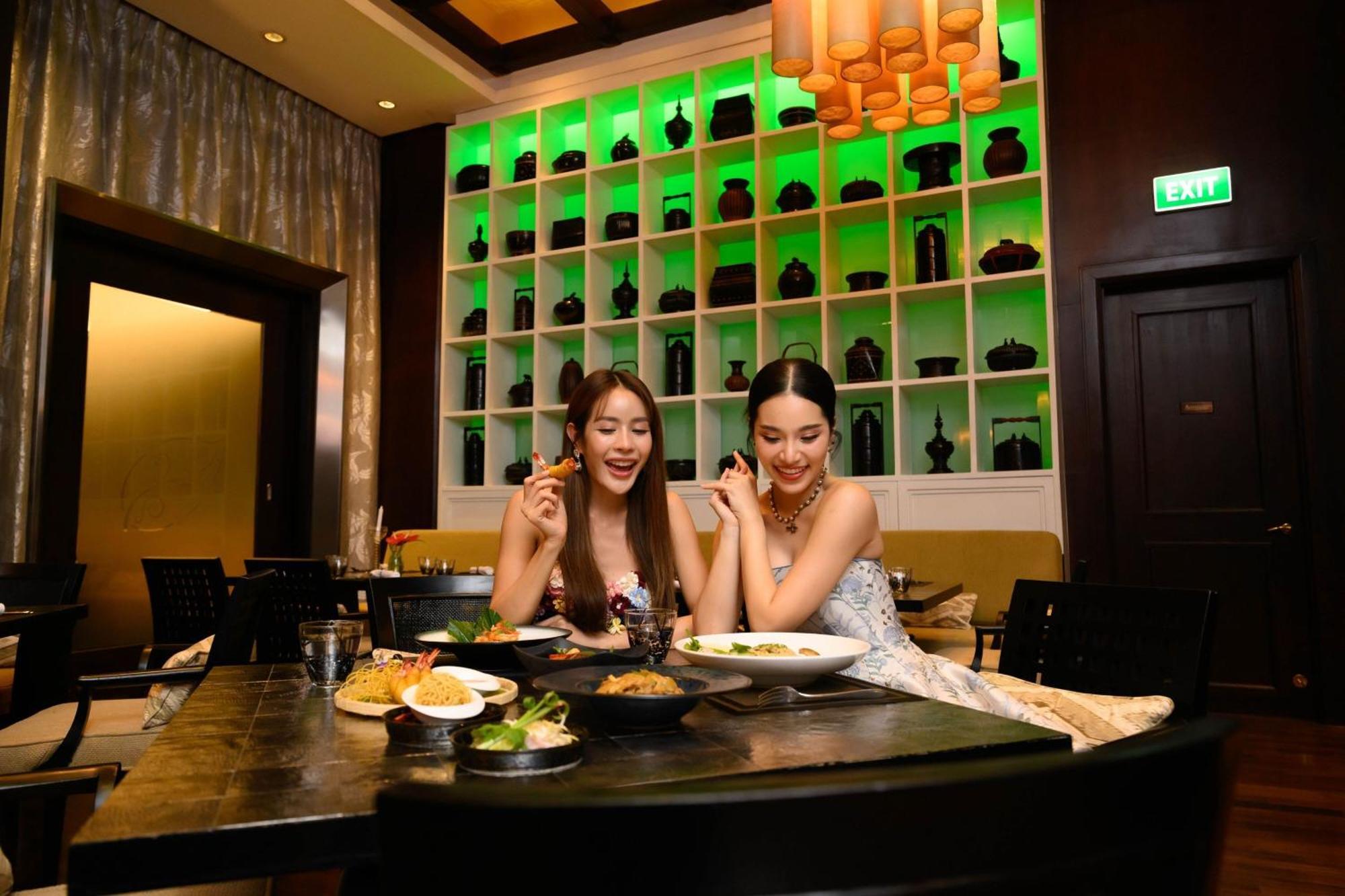 Sheraton Grande Sukhumvit, A Luxury Collection Hotel, Bangkok Zewnętrze zdjęcie Thai women eating Thai food