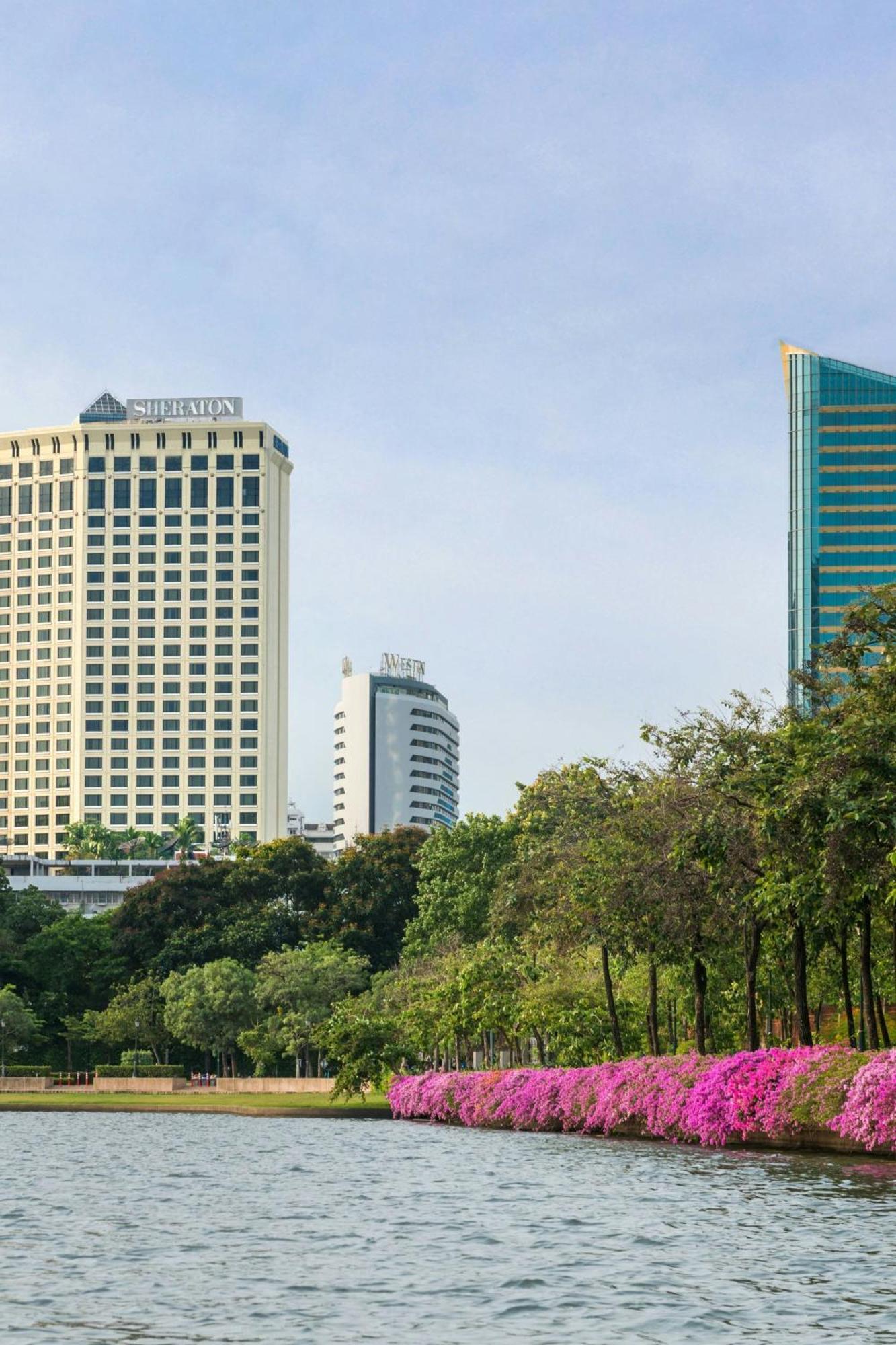 Sheraton Grande Sukhumvit, A Luxury Collection Hotel, Bangkok Zewnętrze zdjęcie The hotel (left)